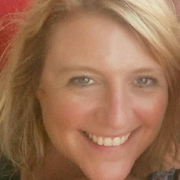 Profile Picture of Amy Bates (@amckbat) on Poshmark