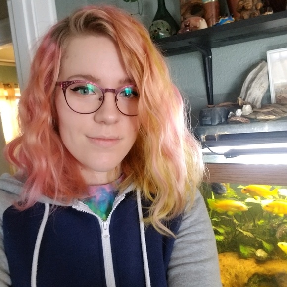 Profile Picture of Melissa Tissue (@melissatissue) on Poshmark