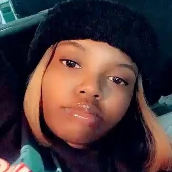 Profile Picture of Renaee Renaee (@elexuswoodfork) on Poshmark
