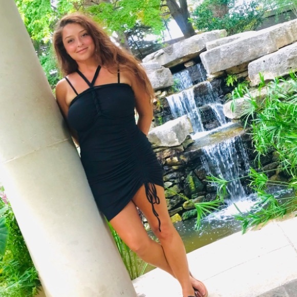 Profile Picture of Ella Sotello (@ella_sotello) on Poshmark