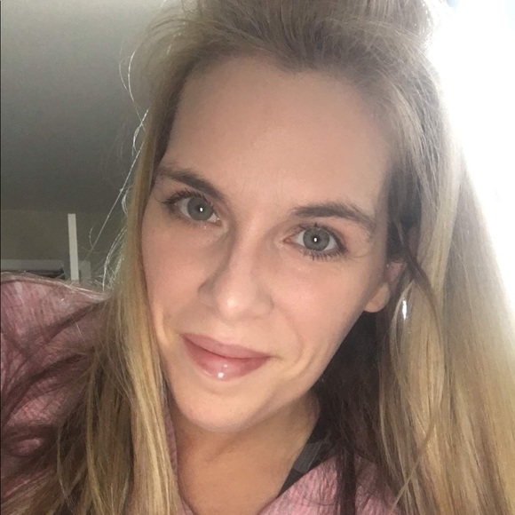 Profile Picture of Andrea Barelle (@dancingmama39) on Poshmark