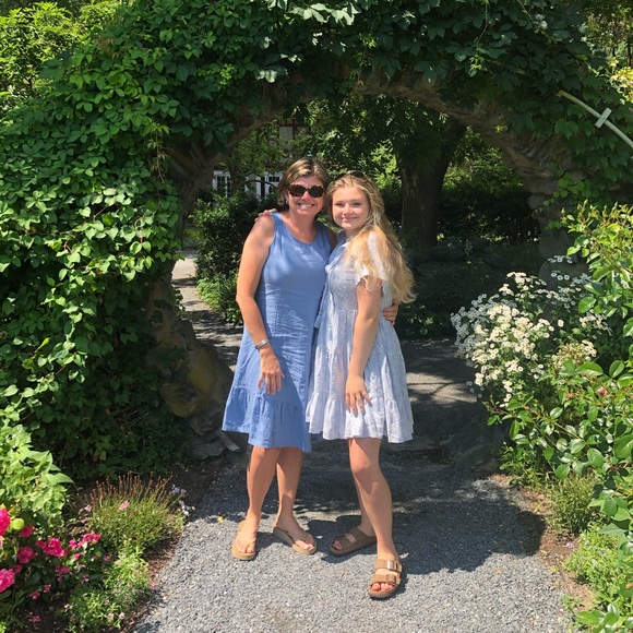 Profile Picture of Danielle Binzer (@daniellebinzer) on Poshmark