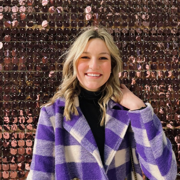 Profile Picture of Clara Pluenneke (@clarapluenneke) on Poshmark