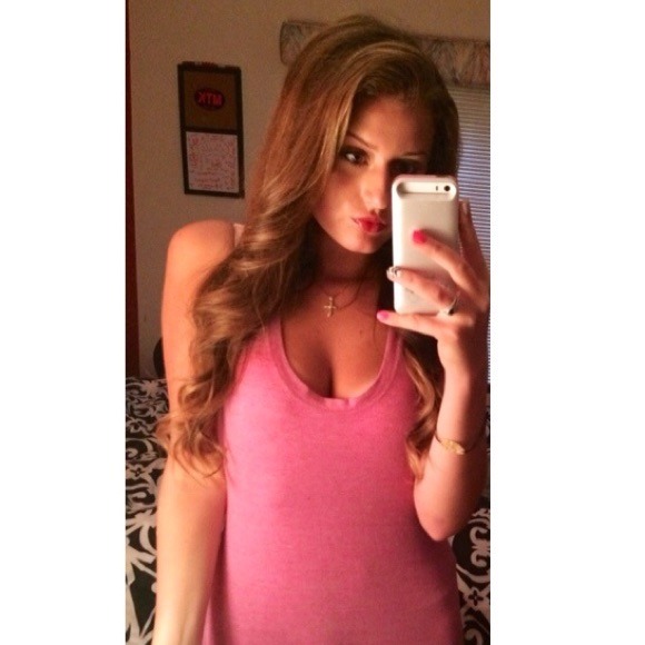 Profile Picture of Chloe Silletti (@chloesilletti) on Poshmark