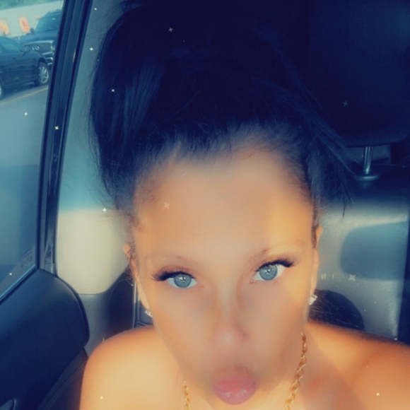 Profile Picture of Illana Mesinger (@illanamesinger) on Poshmark