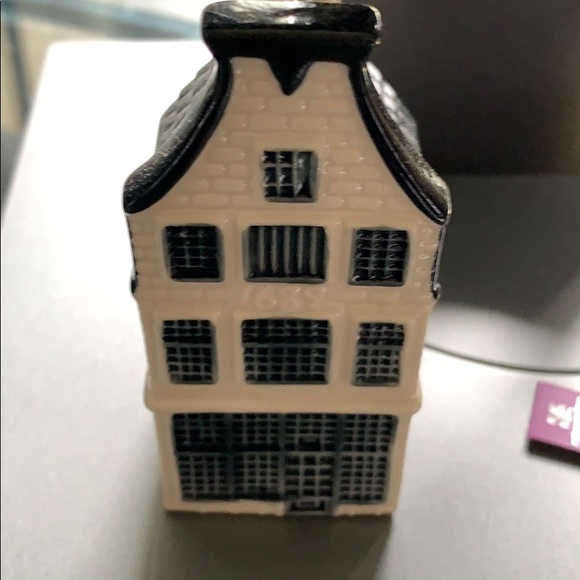 Profile Picture of Laura Borstad (@lauraborstad) on Poshmark