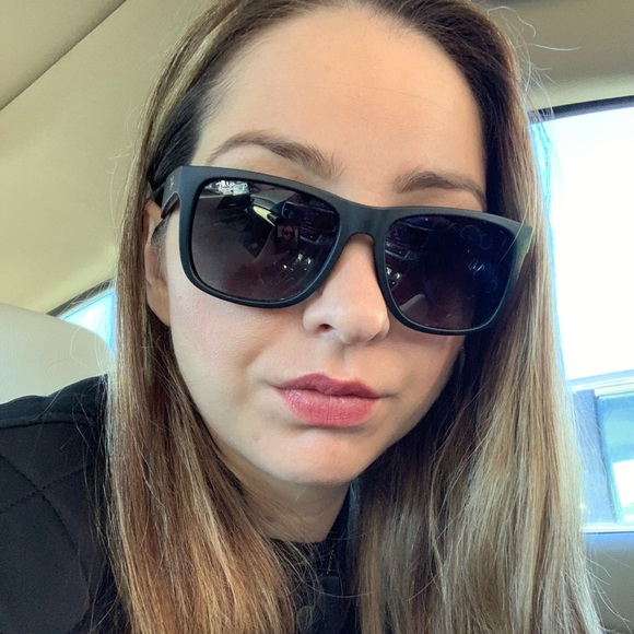 Profile Picture of Bianca Gaines (@popescubia) on Poshmark