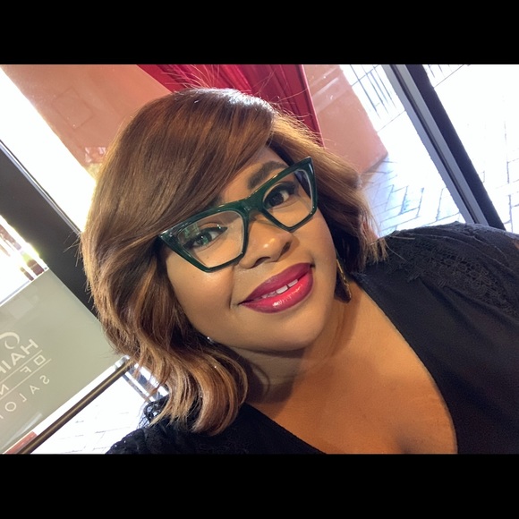 Profile Picture of Kenisha Wallace (@kenishiwa) on Poshmark