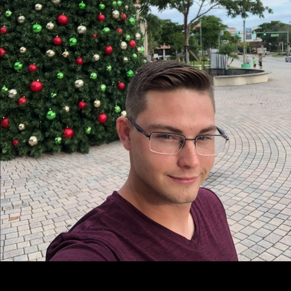 Profile Picture of Shawn Thompson (@sthompson1721) on Poshmark