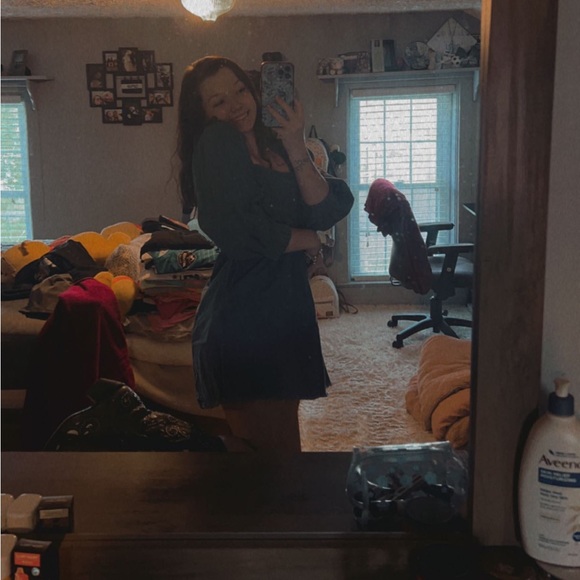 Profile Picture of Chloe Kotlowski (@chloekotlowski) on Poshmark