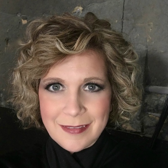 Profile Picture of Carol Hirschkorn (@carolhirschkorn) on Poshmark