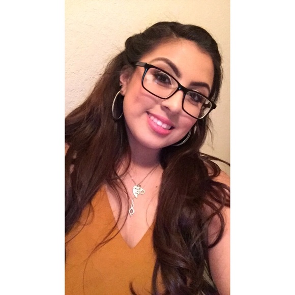 Profile Picture of Veronica Gonzalez (@vero_judith) on Poshmark