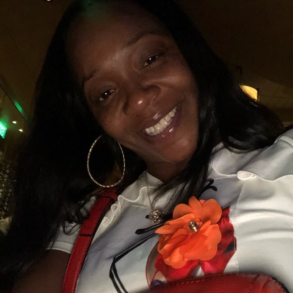 Profile Picture of Farron Maddox (@farronmaddox) on Poshmark