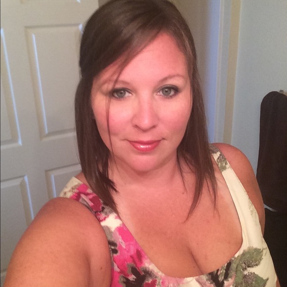 Profile Picture of Jullian Vanecko (@jvanecko) on Poshmark