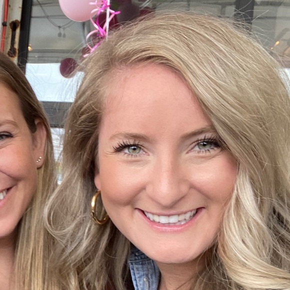 Profile Picture of Alecia Boeder (@aleciaboeder) on Poshmark