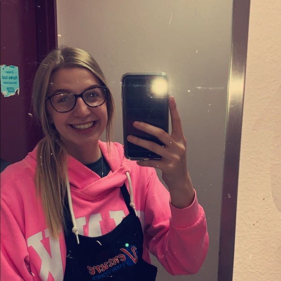 Profile Picture of Madison Longhofer (@mlonghofer) on Poshmark