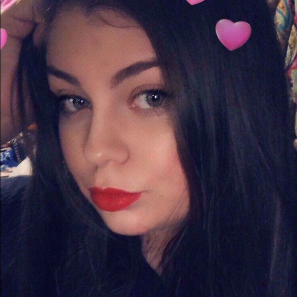 Profile Picture of Amanda Tippett (@ayeeetipp) on Poshmark