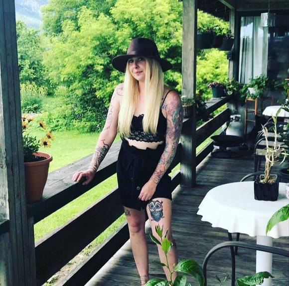 Profile Picture of Chandelle Chapelle (@chandellec) on Poshmark