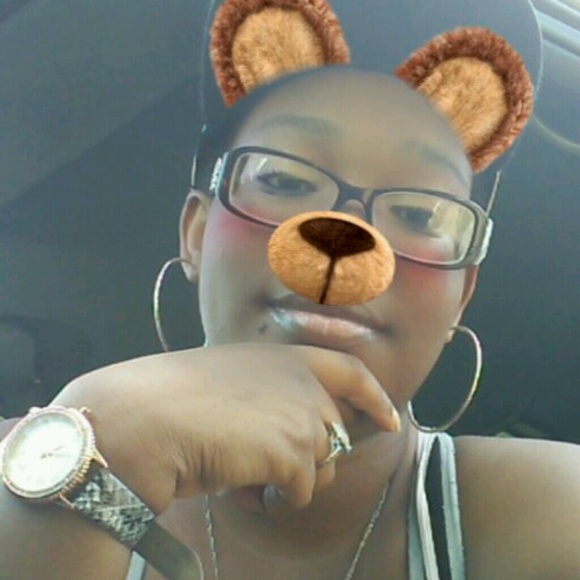 Profile Picture of Denesha Robinson (@micheller_1996) on Poshmark