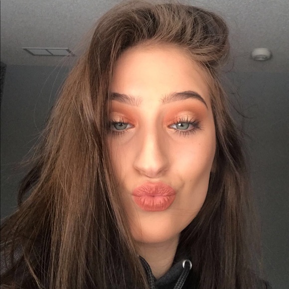 Profile Picture of Julia Sullivan (@jcsully10) on Poshmark
