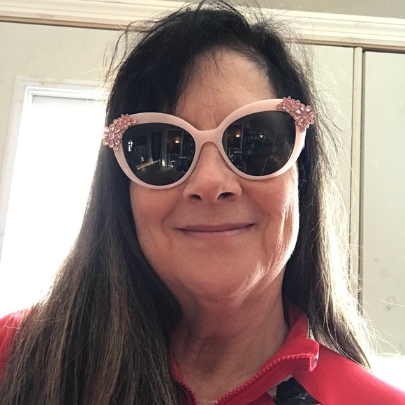 Profile Picture of Yvonne Kehoe (@oceanbound22) on Poshmark