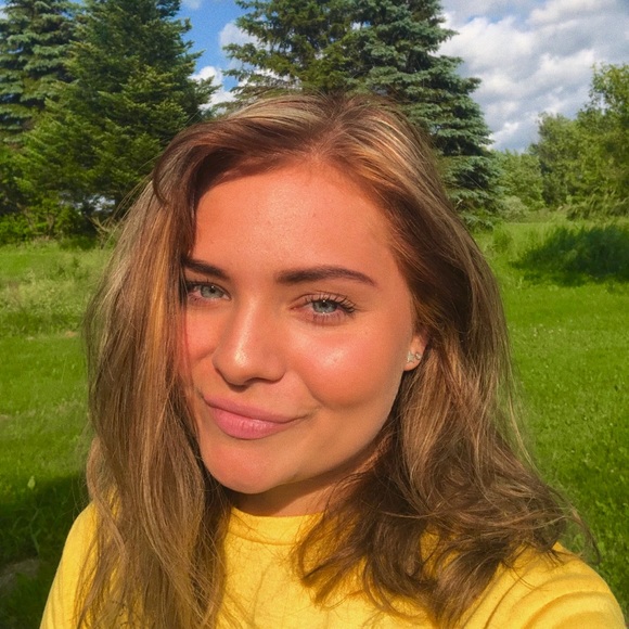 Profile Picture of Sarah Andrews (@sarahandrews_) on Poshmark