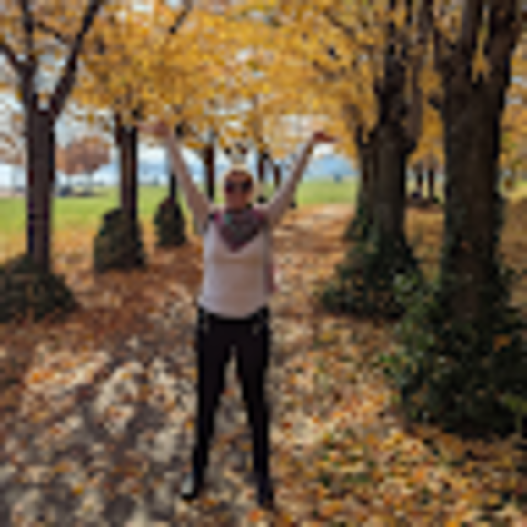 Profile Picture of Daniela Stoicoiu (@danielastoicoiu) on Poshmark