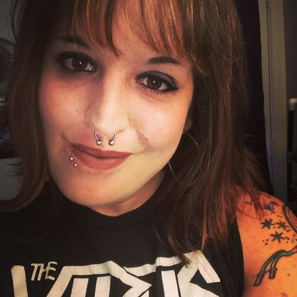 Profile Picture of Emily Vetrano (@applenemily66) on Poshmark