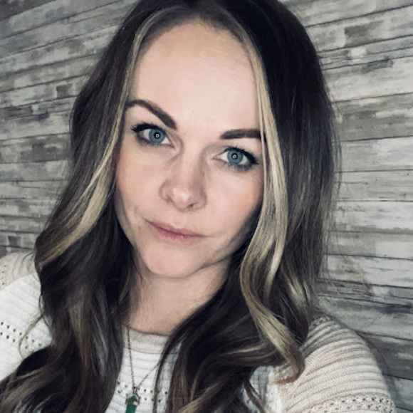 Profile Picture of Rikki Brunow (@rikkibrunow) on Poshmark