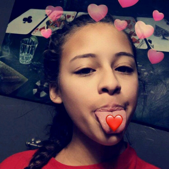 Profile Picture of Olivia Zilligen (@oliviazz) on Poshmark