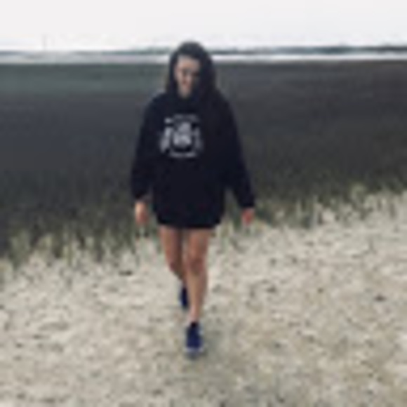 Profile Picture of Julie Renaker (@julierenaker) on Poshmark