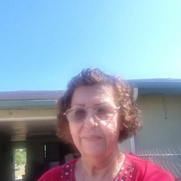 Profile Picture of Cesaria Elizondo (@cesariaelizondo) on Poshmark