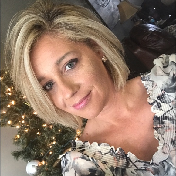 Cathy Hochstetler - Poshmark Profile Picture of Cathy Hochstetler (@tropicallfsvr) on Poshmark