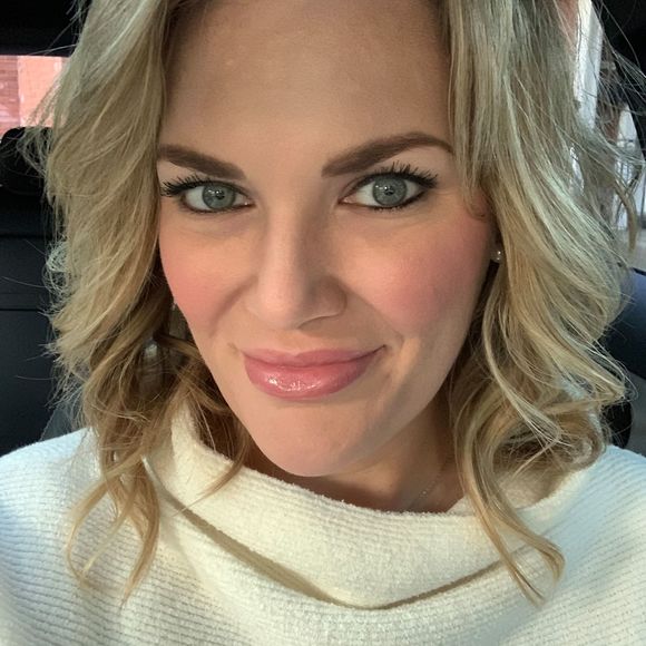 Profile Picture of Laura Kaster (@kaster8405) on Poshmark
