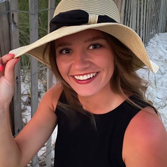 Profile Picture of Abby Wren (@abbywren94) on Poshmark