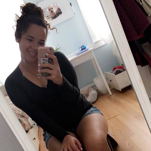 Profile Picture of Paula Martinez (@paulaxoxox) on Poshmark