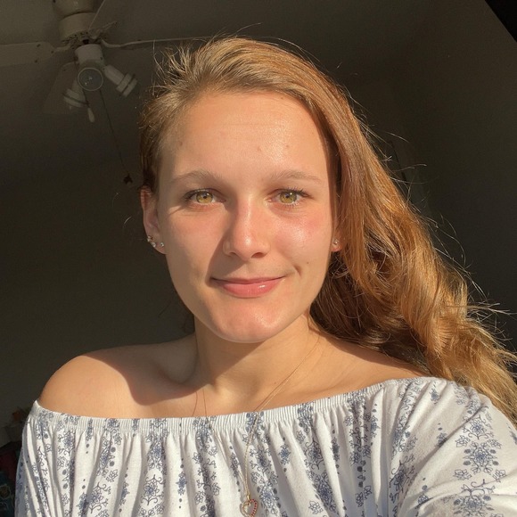 Profile Picture of Caroline Bussière-lessard (@lady_caro15) on Poshmark