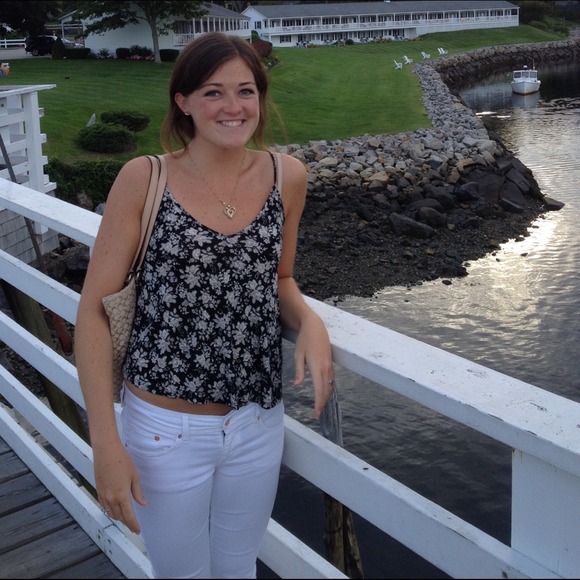 Profile Picture of Amanda Eckert (@arckert8129) on Poshmark