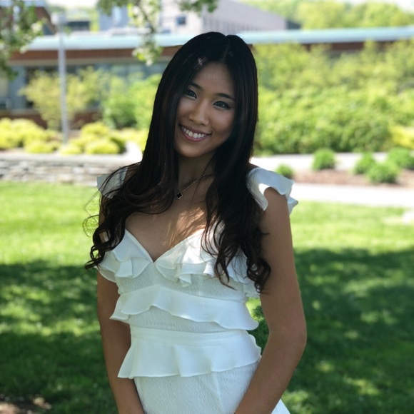 Profile Picture of Alice Kim (@alicekim125) on Poshmark