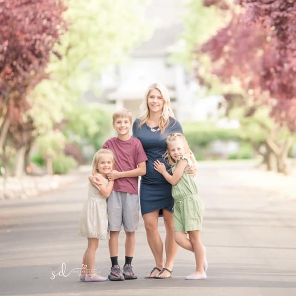 Profile Picture of Amanda Zehnder (@azehnder25) on Poshmark