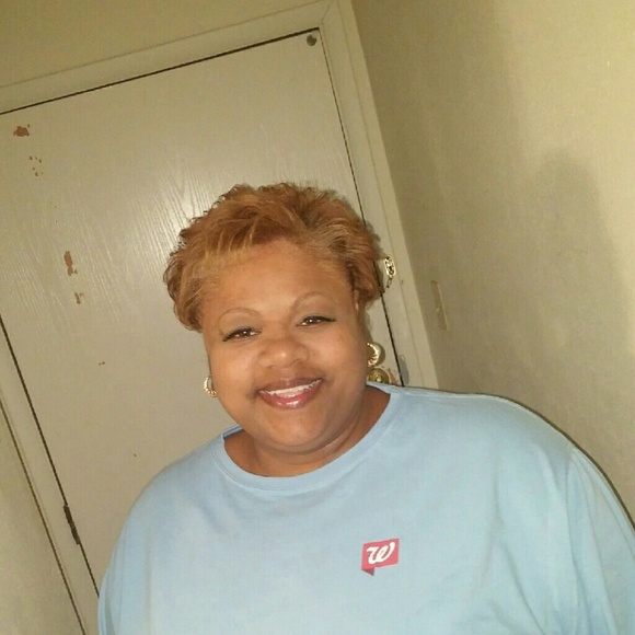 Profile Picture of Lora Barry (@lora3015) on Poshmark