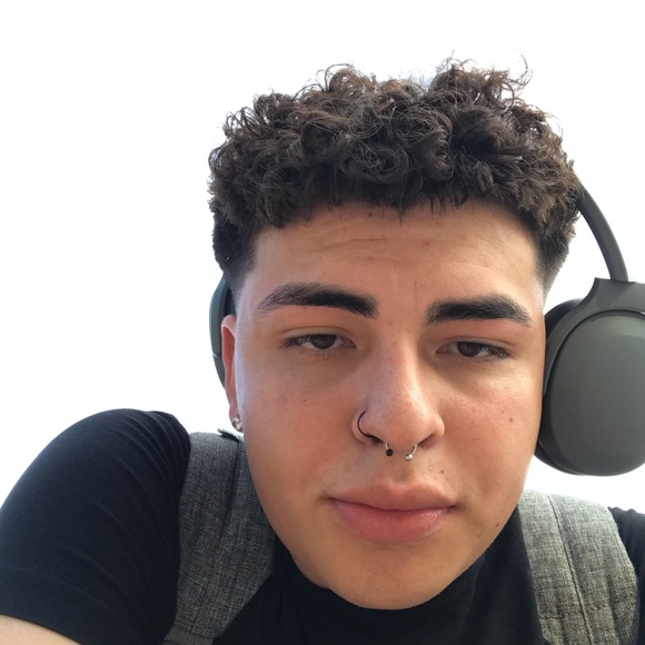 Profile Picture of Daniel Lozoya (@danielfrombelow) on Poshmark