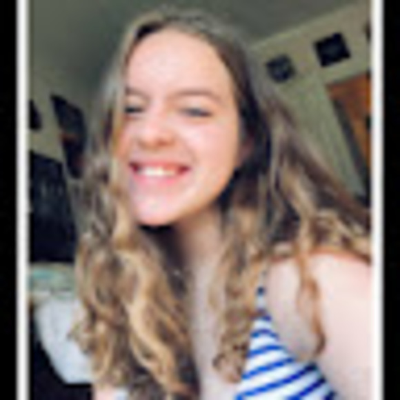 Profile Picture of Emilia Viscarra (@emiliaviscarra) on Poshmark