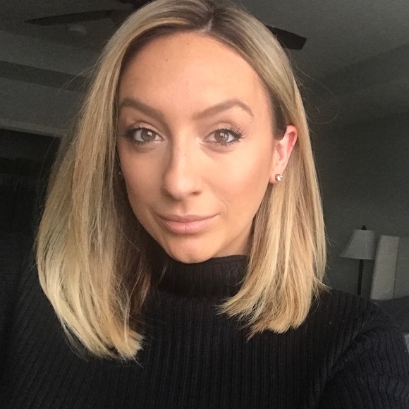 Profile Picture of Suzanne Veljanoski (@sveljano) on Poshmark