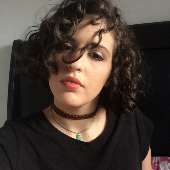 Profile Picture of Julia Fernandes (@juliabfernandes) on Poshmark