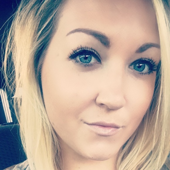 Profile Picture of Hanna Josserand (@hannajosserand) on Poshmark