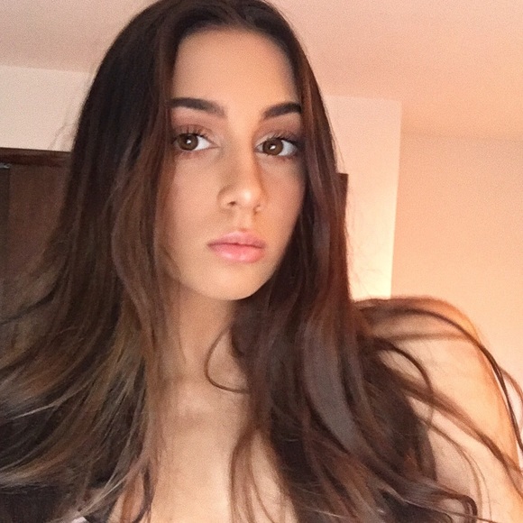 Profile Picture of Alex Helferty (@alexhelf) on Poshmark