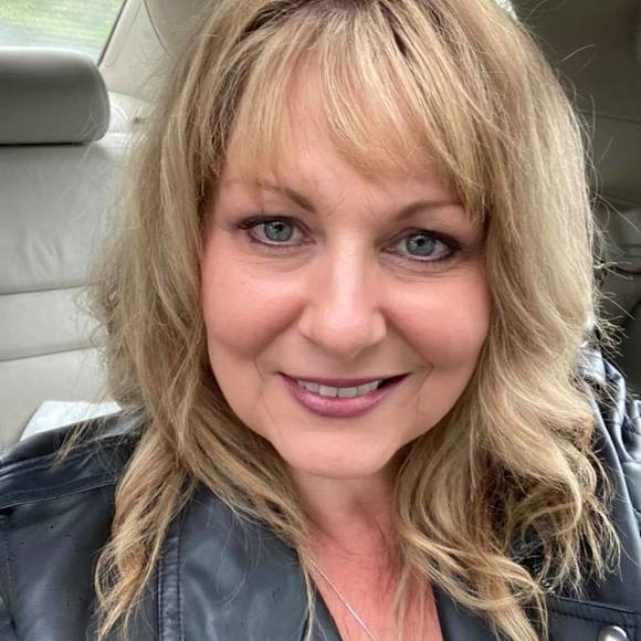 Profile Picture of Marlene Barker (@martoonieee) on Poshmark