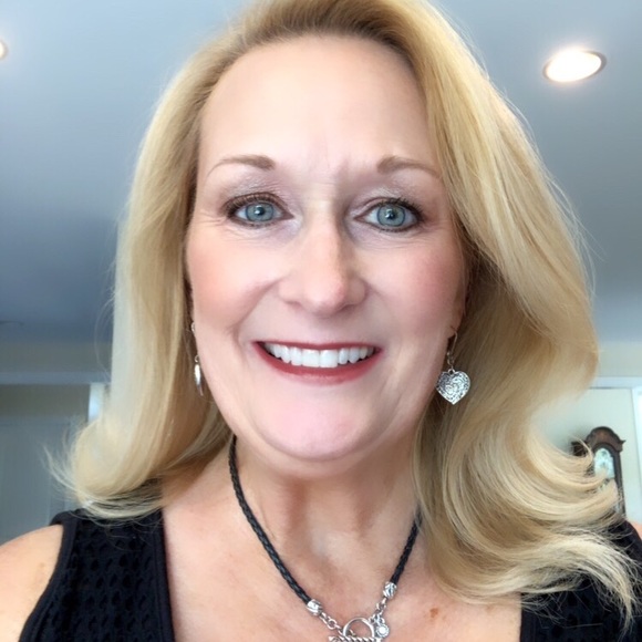 Profile Picture of Mary Skalski (@msskalski) on Poshmark