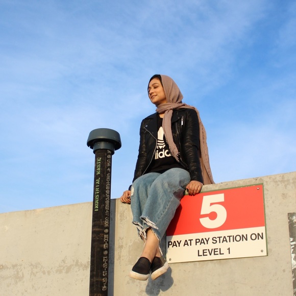 Profile Picture of May Sharif (@mayisha_sharif) on Poshmark